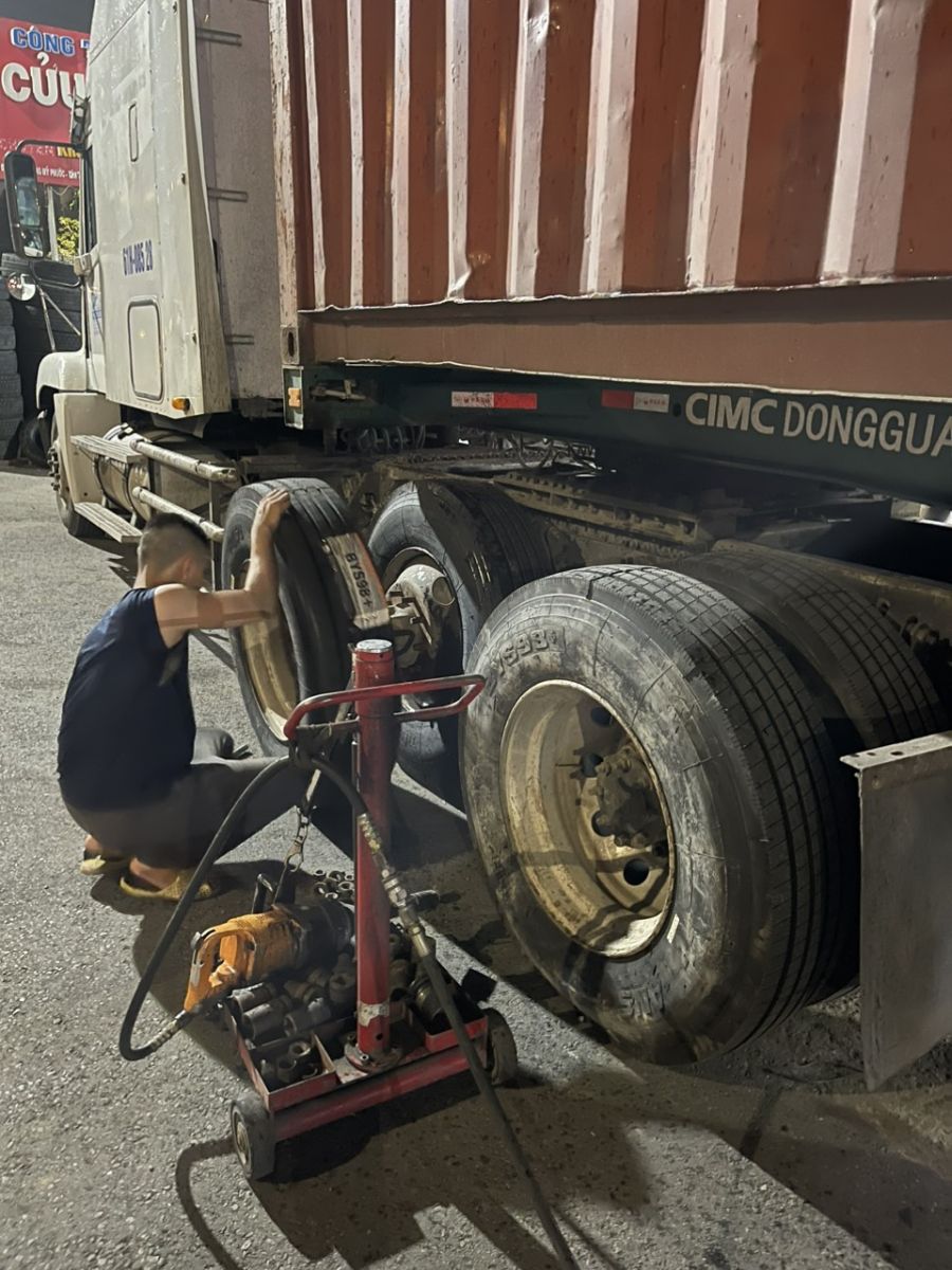 Kỹ Năng Lái Xe An Toàn Khi Đi Cạnh Xe Siêu Lớn: Hướng Dẫn Chi Tiết Cho Mọi Tài Xế